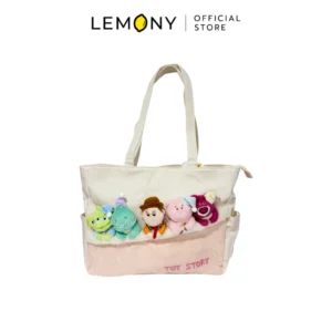 ภาพถ่ายหน้าตรงเต็มใบ LEMONY กระเป๋าสะพายไหล่ทอยสตอรี่ ซีรีส์ Lovely Baby Party โดดเด่นด้วยดีไซน์ตุ๊กตาหัวนูนสามมิตินุ่มนิ่ม 5 คาแรกเตอร์นอนเรียงกันในผ้าห่มขนแกะฟู ได้แก่ เอเลี่ยน, เร็กซ์, วู้ดดี้, หมูแฮมม์ และล็อตโซ่ สวมชุดนอนน่ารักตัดสลับฐานกระเป๋าผ้าลูกฟูกสีชมพูหวาน