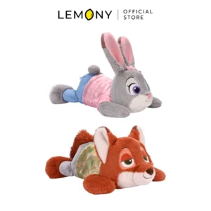 ภาพหลักแสดงรายการสินค้า LEMONY ตุ๊กตาซูโทเปีย ซีรีส์ Springtime Lying ขนาด 58 ซม. บนฉากหลังสีขาว จัดวางตุ๊กตาผ้าขนฟูลิขสิทธิ์แท้ดีไซน์ท่านอนคว่ำเคียงคู่กันอย่างเป็นระเบียบรวม 2 แบบ ได้แก่ กระต่ายจูดี้ในชุดดอกไม้สีชมพู และจิ้งจอกนิคในชุดดอกไม้สีเขียวพาสเทล โดดเด่นด้วยเนื้องานบิ๊กไซส์นุ่มฟูพรีเมียม ด้านบนระบุโลโก้แบรนด์ออฟฟิเชียลชัดเจน