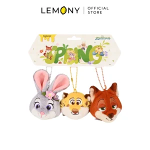 ภาพหลักฉากหลังขาวแสดงรายการสินค้า LEMONY เซตพวงกุญแจตุ๊กตาซูโทเปีย ธีมฤดูใบไม้ผลิ 5.5 ซม. (3 ชิ้น) ลิขสิทธิ์แท้ แสดงแผงแพ็คเกจเครื่องประดับแฟชั่นหน้าตรง จัดวางพวงกุญแจตุ๊กตาผ้าขนฟูขนาดมินิรูปทรงกลมป้อมเรียงกันเป็นชุด 3 ชิ้นอย่างสวยงาม ประกอบด้วย คาแรกเตอร์กระต่ายจูดี้สีเทาพาสเทล จิ้งจอกนิกสีส้มละมุน และเสือคลอฮอว์เซอร์สีเหลืองอ่อน โดดเด่นด้วยสายโซ่ไข่ปลาคล้องห้อยโทนสีสดใสสไตล์มินิมอลเกาหลีพรีเมียม ด้านบนสุดระบุโลโก้แบรนด์ออฟฟิเชียลเด่นชัดเจน