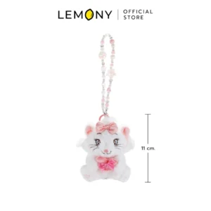 ภาพหลักฉากหลังขาวแสดงรายการสินค้า LEMONY พวงกุญแจตุ๊กตามารี แมวเหมียวพเนจร ขนาด 11 ซม. ลิขสิทธิ์แท้ จัดวางพวงกุญแจตุ๊กตาผ้าขนฟูสีขาวหน้าตรง เผยรายละเอียดงานปักใบหน้า ดวงตากลมโต ขนตางอน และแก้มชมพูระเรื่อซิกเนเจอร์ของน้องแมวมารี โดดเด่นด้วยงานตกแต่งโบผ้าสีชมพูสดใสสะดุดตาที่คอและบนศีรษะ ด้านบนเชื่อมต่อกับสายห้อยพวงกุญแจลูกปัดพลาสติกสีชมพูพาสเทลหวานละมุนสไตล์มินิมอลเกาหลี ด้านบนระบุโลโก้แบรนด์ออฟฟิเชียลชัดเจน