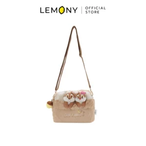 ภาพหลักฉากหลังขาวแสดงสินค้า LEMONY กระเป๋าสะพายข้าง ชิป & เดล ซีรีส์ Sweet Dreams ขนาด 22216 ซม. ลิขสิทธิ์แท้ มุมมองหน้าตรงเผยตัวกระเป๋าดีไซน์สลิมเพรียวบางโทนสีอุ่นสบายตา โดดเด่นด้วยตัวการ์ตูนตุ๊กตาชิปกับเดลสวมหมวกนอนขนนุ่มฟูประดับอยู่ด้านหน้า พร้อมงานปักลายเส้นรูปพระจันทร์เสี้ยว ดวงดาว และชื่ออักษรคมชัดพรีเมียมสไตล์มินิมอลเกาหลี เสริมสายสะพายและตุ๊กตาลูกโอ๊กห้อยข้างกระเป๋า ด้านบนแสดงโลโก้แบรนด์ออฟฟิเชียลชัดเจน