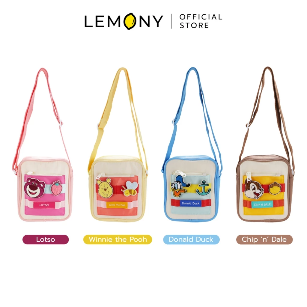 ภาพหลักฉากหลังขาวแสดงรายการสินค้า LEMONY กระเป๋าสะพายข้างดิสนีย์ ซีรีส์ Candy ขนาด 61518 ซม. ลิขสิทธิ์แท้ จัดวางกระเป๋าสะพายข้างใบเล็กหน้าตรงเรียงคู่กันอย่างเป็นระเบียบครบทั้ง 4 ดีไซน์ ได้แก่ ลายล็อตโซสีชมพู ลายหมีพูห์สีเหลือง ลายโดนัลด์ดั๊กสีฟ้า และลายชิปสีน้ำตาล โดดเด่นด้วยคอนเซปต์สีพาสเทลลูกกวาดสดใสสไตล์มินิมอลเกาหลีพรีเมียม พร้อมสายสะพายยาวเข้าเซ็ต ด้านบนระบุโลโก้แบรนด์ออฟฟิเชียลชัดเจน
