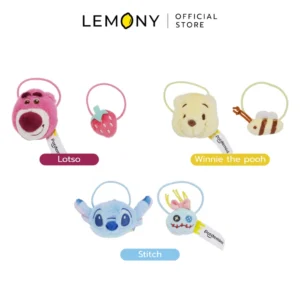 ภาพหลักฉากหลังขาวแสดงรายการสินค้า LEMONY เซตยางมัดผมดิสนีย์ (2 ชิ้น) ซีรีส์ Early Summer ขนาดความยาว 7 ซม. ลิขสิทธิ์แท้ จัดวางยางมัดผมผ้าขนฟูหน้าตรงแยกคู่กันอย่างเป็นระเบียบครบทั้ง 3 แบบ ได้แก่ ลายสติทช์สีฟ้า ลายหมีพูห์สีเหลือง และลายล็อตโซสีชมพูพาสเทล โดดเด่นด้วยกิมมิคดีไซน์ตัวการ์ตูนคู่กับชิ้นส่วนไอคอนประจำตัวสไตล์มินิมอลเกาหลีพรีเมียม ด้านบนแสดงโลโก้แบรนด์ออฟฟิเชียลเด่นชัดเจน