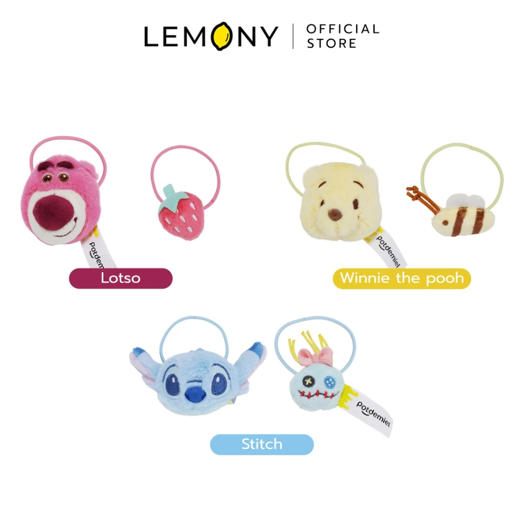 ภาพหลักฉากหลังขาวแสดงรายการสินค้า LEMONY เซตยางมัดผมดิสนีย์ (2 ชิ้น) ซีรีส์ Early Summer ขนาดความยาว 7 ซม. ลิขสิทธิ์แท้ จัดวางยางมัดผมผ้าขนฟูหน้าตรงแยกคู่กันอย่างเป็นระเบียบครบทั้ง 3 แบบ ได้แก่ ลายสติทช์สีฟ้า ลายหมีพูห์สีเหลือง และลายล็อตโซสีชมพูพาสเทล โดดเด่นด้วยกิมมิคดีไซน์ตัวการ์ตูนคู่กับชิ้นส่วนไอคอนประจำตัวสไตล์มินิมอลเกาหลีพรีเมียม ด้านบนแสดงโลโก้แบรนด์ออฟฟิเชียลเด่นชัดเจน