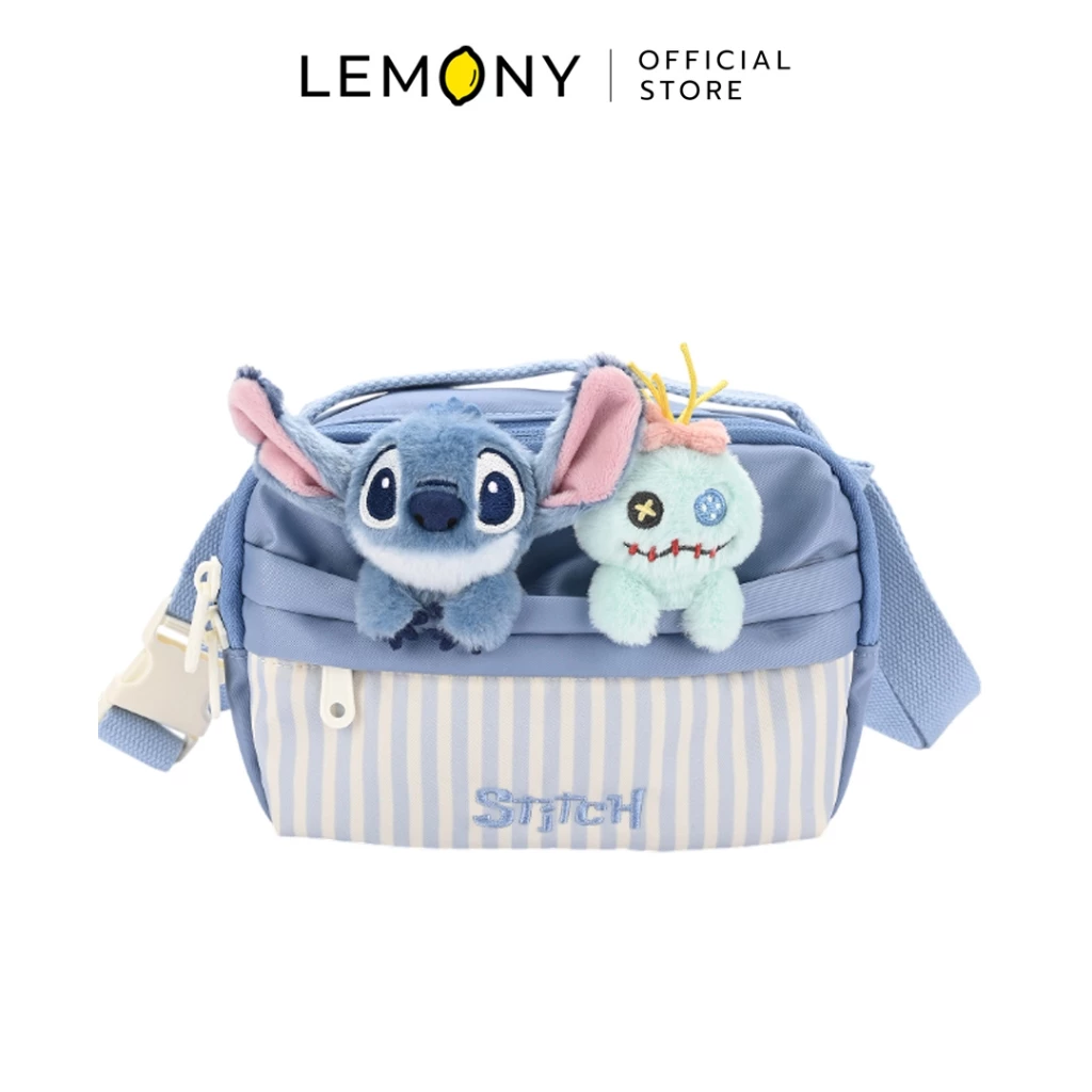 LEMONY กระเป๋าคาดอกดิสนีย์ ลาย Lilo & Stitch ทรงกล่องสี่เหลี่ยมผืนผ้าโทนสีฟ้าพาสเทลสลับลายทางแนวตั้งสีขาว มีช่องซิปด้านหน้าปักอักษรชื่อ Stitch โดดเด่นด้วยตุ๊กตาหัวนูนสามมิติดีไซน์สติทช์และตุ๊กตาสครัมพ์เกาะประดับอยู่ด้านหน้ากระเป๋า