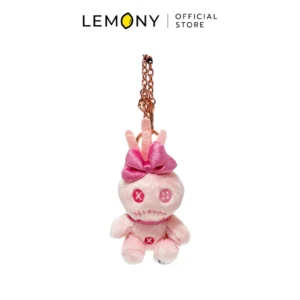 าพหลักฉากหลังขาวแสดงพวงกุญแจตุ๊กตา LEMONY พวงกุญแจตุ๊กตาสครัมป์ ซีรีส์ Love Confession ขนาด 10 ซม. ลิขสิทธิ์แท้ ตัวตุ๊กตาผ้าขนฟูสีชมพูพาสเทลหวานละมุนหน้าตรงในท่าทางยืนตรง แขนขาน่ารัก ใบหน้าปักลวดลายตากระดุมสีกากบาทและปากแผลเย็บอันเป็นเอกลักษณ์ ประดับโบใหญ่สีชมพูเข้มและสายห้อยโซ่โลหะสีโรสโกลด์พรีเมียม ด้านบนระบุโลโก้แบรนด์ออฟฟิเชียลชัดเจนครับ