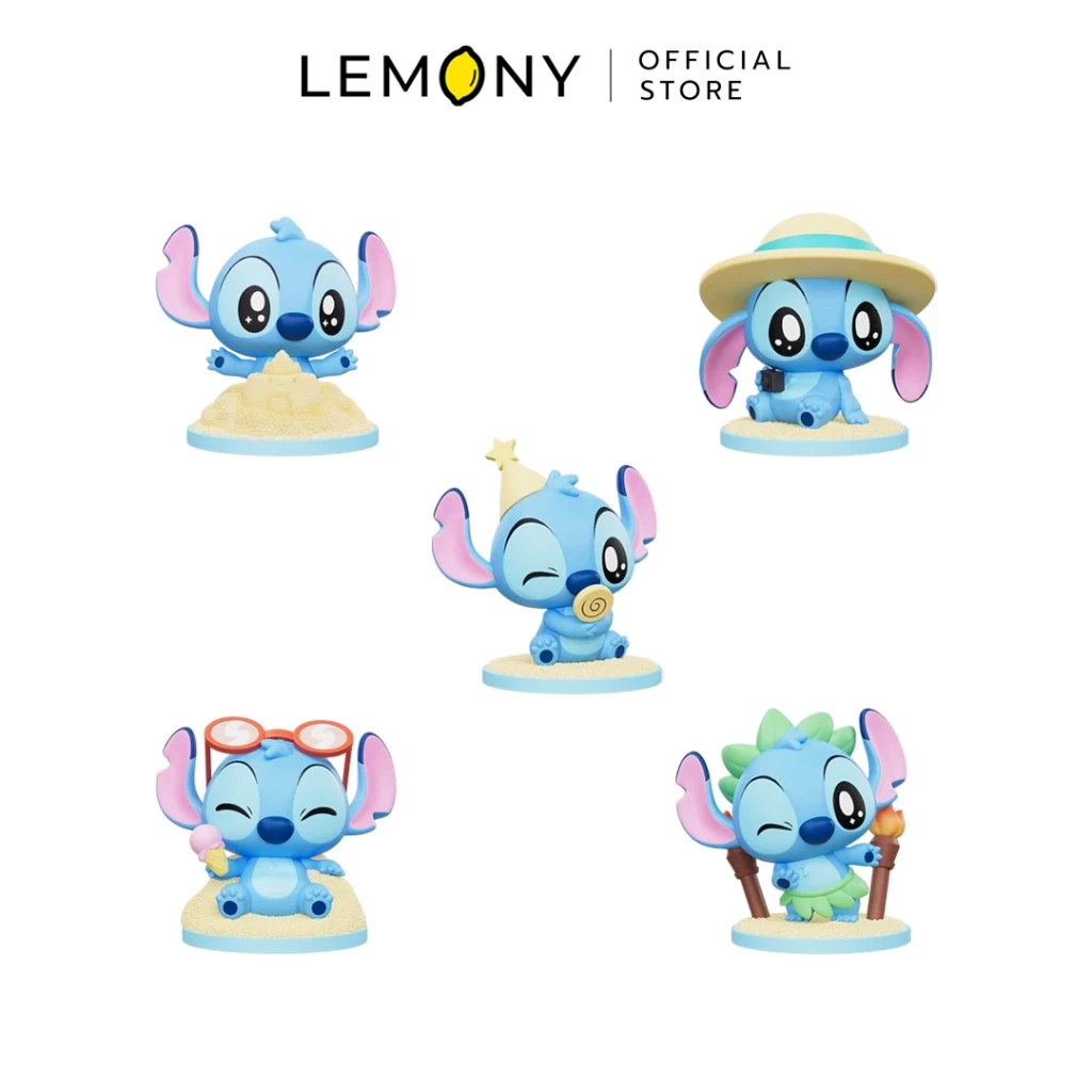ภาพกราฟิกฉากหลังขาวรวบรวมเฉพาะฟิกเกอร์ตัวละครสติทช์ (Stitch) สีฟ้าสดใสรวม 5 ดีไซน์ในธีมปาร์ตี้ชายหาด ได้แก่ ท่านั่งก่อปราสาททราย, ใส่หมวกสานกันแดดสีเหลือง, ใส่หมวกปาร์ตี้วันเกิดคาบอมยิ้ม, ใส่แว่นกันแดดสีแดงถือไอศกรีม และนุ่งกระโปรงหญ้าเต้นรำคู่คบเพลิง ด้านบนแสดงโลโก้ LEMONY Official Store