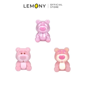 ภาพรวมถุงจุ่ม Lotso 3 แบบ 3 พื้นผิวสัมผัส ได้แก่ แบบเคลือบเงาสีมุกด้านบน แบบเนื้อกำมะหยี่ด้านซ้ายล่าง และแบบเนื้อเจลลี่โปร่งแสงด้านขวาล่าง ใต้หัวโลโก้ LEMONY