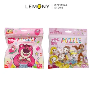 ภาพหลักฉากหลังขาวแสดงรายการสินค้า LEMONY เกมจิ๊กซอว์ตัวต่อ แบบถุงอลูมิเนียมฟอยล์ puzzle (48 ชิ้น) - Disney ลิขสิทธิ์แท้ แสดงแผงซองถุงฟอยล์อลูมิเนียมดีไซน์หน้าตรงเรียงหน้ากระดานครบครันทั้ง 2 ลาย ได้แก่ ลายล็อตโซ และลายเจ้าหญิงดิสนีย์ โดดเด่นด้วยบรรจุภัณฑ์ทรงสี่เหลี่ยมผืนผ้าเนื้อฟอยล์แววตาวับวับพิมพ์สีกราฟิกพาสเทลคัลเลอร์ฟูลสดใสสไตล์มินิมอลเกาหลีพรีเมียม โชว์ลวดลายตัวอย่างชิ้นงานภายในผ่านหน้าต่างซอง ด้านบนแสดงโลโก้แบรนด์ออฟฟิเชียลเด่นชัดเจน