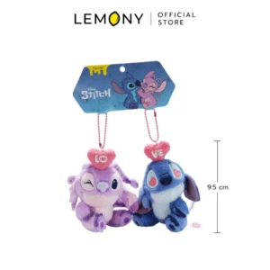 ภาพหลักแสดงผลิตภัณฑ์ LEMONY พวงกุญแจตุ๊กตาคู่ สติทช์ & แองเจิล ขนาด 9.5 ซม. ลิขสิทธิ์แท้ ตัวตุ๊กตาทั้งคู่ห้อยต่อลงมาจากแผ่นการ์ดแพ็คเกจกระดาษสีฟ้าพิมพ์ลายเส้นการ์ตูน สติทช์ และ แองเจิล กอดกัน ด้านขวามีเส้นอินโฟกราฟิกระบุความสูงของสินค้า 9.5 cm. ชัดเจน ด้านบนปักโลโก้แบรนด์พรีเมียม