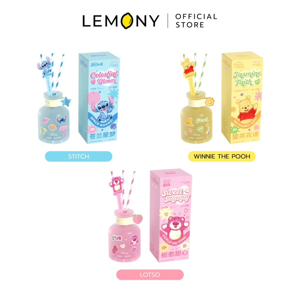 ภาพหลักแสดงรายการสินค้า LEMONY ก้านไม้หอมปรับอากาศดิสนีย์ ซีรีส์ Sweet Dreams Paradise ขนาด 100 มล. บนฉากหลังสีขาว จัดวางขวดแก้วขุ่นสีพาสเทลพร้อมก้านไม้กระจายความหอมและจี้ตุ๊กตาประดับตัวละครลิขสิทธิ์แท้ครบทั้ง 3 แบบ ได้แก่ สติทช์ หมีพูห์ และลอตโซ่ เผยดีไซน์มินิมอลเกาหลีระดับพรีเมียม ด้านบนระบุโลโก้แบรนด์ออฟฟิเชียลชัดเจน