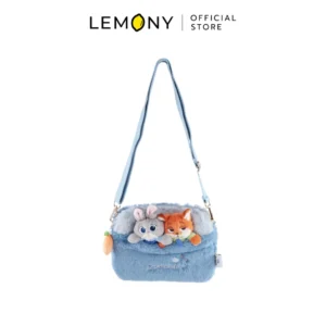 ภาพหลักหน้าตรงเต็มใบของผลิตภัณฑ์ LEMONY กระเป๋าสะพายข้างตุ๊กตา จูดี้ & นิค ซูโทเปีย ขนาด 22x2x16 ซม. บนฉากหลังสีขาว โดดเด่นด้วยกระเป๋าผ้าขนฟูสีฟ้าพาสเทล ตกแต่งตุ๊กตาคู่หูสุดฮอตโผล่จากช่องหน้า พร้อมจี้ห้อยแครอทและสายสะพายครบเซ็ตลิขสิทธิ์แท้ ด้านบนปักโลโก้แบรนด์พรีเมียมชัดเจน