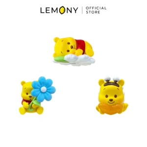 ภาพถ่ายรวมโมเดลจิ๋วหมีพูห์จาก ซองสุ่มมินิฟิกเกอร์หมีพูห์ LEMONY ซีรีส์ honey adventure จำนวน 3 ตัว บนฉากหลังสีขาวสะอาด ประกอบด้วย ท่าหมีพูห์นอนหลับตาพริ้ม, ท่าหมีพูห์นั่งถือดอกไม้สีฟ้า และท่าหมีพูห์ชุดผึ้งน้อยกอดหัวใจใส