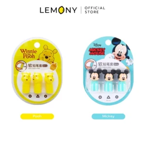 ภาพหลักหน้าตรงสำหรับเลือกซื้อสินค้าบนฉากหลังสีขาว จัดวางแผงแพ็คเกจเซตปลอกดินสอ 3 ชิ้นเปรียบเทียบคู่กันทั้ง 2 ตัวเลือก โดยด้านซ้ายระบุแถบชื่อสีเหลืองคำว่า "Pooh" (ลายหมีพูห์การ์ดเหลือง) และด้านขวาระบุแถบชื่อสีฟ้าคำว่า "Mickey" (ลายมิกกี้เมาส์การ์ดฟ้า) โชว์ความน่ารักพาสเทลคัลเลอร์ฟูลนำเทรนด์เครื่องเขียนแฟชั่นสไตล์เกาหลี ด้านบนสุดระบุโลโก้แบรนด์ LEMONY Official Store คมชัดเจนครับ
