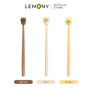 ภาพรวมตัวเลือกผลิตภัณฑ์ LEMONY ปากกาเจลน้องหมีชีสดุ๊กดิ๊ก หมึกน้ำเงิน 0.5 มม. ขนาด 22.5x2 ซม. จัดวางเรียงหน้าตรงฉากหลังขาว 3 เฉดสีพร้อมป้ายแถบสีพาสเทลกำกับชื่อชัดเจนใต้ภาพ ได้แก่ สีน้ำตาล, สีขาว และสีเหลือง ด้านบนแสดงโลโก้แบรนด์อย่างเป็นทางการพรีเมียมชัดเจน
