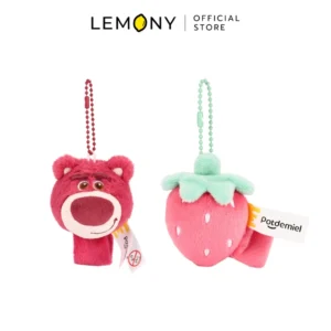 ภาพหลักฉากหลังขาวแสดงรายการสินค้า LEMONY เซตพวงกุญแจตุ๊กตา & สายรัด ล็อตโซ ขนาด 8 ซม. (2 ชิ้น) ลิขสิทธิ์แท้ แสดงไอเทมแฟชั่นหน้าตรงจัดวางเข้าคู่กันอย่างเป็นระเบียบ ประกอบด้วย พวงกุญแจตุ๊กตาผ้าขนฟูรูปหมีล็อตโซ่สีชมพูพาสเทลยิ้มแย้มแก้มโตพร้อมห่วงคล้องโลเกทพรีเมียม และสายรัดอเนกประสงค์ขนนุ่มดีไซน์เป็นผลสตรอว์เบอร์รี่สีหวานฉ่ำ โดดเด่นด้วยโทนสีพาสเทลคัลเลอร์ฟูลสดใสสไตล์มินิมอลเกาหลีพรีเมียม ด้านบนสุดแสดงโลโก้แบรนด์ออฟฟิ