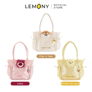 ภาพหลักฉากหลังขาวแสดงรายการสินค้า LEMONY กระเป๋าสะพายไหล่ดิสนีย์ ซีรีส์ Cute & Funny ขนาด 113028 ซม. ลิขสิทธิ์แท้ จัดวางกระเป๋าหน้าตรงเรียงกันอย่างเป็นระเบียบครบทั้ง 3 แบบ ได้แก่ ลายชิป ลายล็อตโซ และลายพูห์ โดดเด่นด้วยดีไซน์กระเป๋าสะพายสไตล์สตรีทคิ้วท์เกาหลี หน้าต่างซิปใส เผยหัวตุ๊กตาผ้าขนฟูหนานุ่มละเอียดทรงสวยเด่นชัดเจนพรีเมียม ด้านบนระบุโลโก้แบรนด์ออฟฟิเชียลชัดเจน