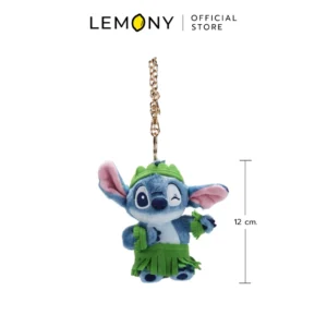 ภาพหลักแสดงรายการสินค้า LEMONY พวงกุญแจสติทช์ ซีรีส์ Fancy Dancing ขนาด 12 ซม. บนฉากหลังสีขาวสะอาดตา จัดวางพวงกุญแจตุ๊กตาผ้าขนฟูลิขสิทธิ์แท้หน้าตรง เผยรายละเอียดตัวสติทช์สีฟ้าพาสเทลสวมมงกุฎดอกไม้และชุดกระโปรงหญ้าสำหรับเต้นระบำฮูลาฮาวายส่งรอยยิ้มร่าเริงสดใสสไตล์มินิมอลเกาหลีพรีเมียม มาพร้อมสายคล้องสีทองหรูหราด้านบน ด้านบนสุดระบุโลโก้แบรนด์ LEMONY Official Store คมชัด