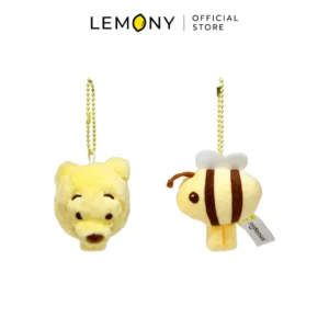 ภาพหลักฉากหลังขาวแสดงรายการสินค้า LEMONY พวงกุญแจพูห์ พร้อมเมจิกเทป ขนาด 5.5 ซม. บรรจุแพ็คคู่ 2 ชิ้น ลิขสิทธิ์แท้ จัดวางพวงกุญแจตุ๊กตาผ้าขนฟูรูปหน้าตรงของหมีพูห์สีเหลืองพาสเทลสุดละมุนตาอย่างเป็นระเบียบ เผยรายละเอียดงานปักดวงตา คิ้ว และรอยยิ้มสดใสสไตล์มินิมอลเกาหลี มาพร้อมห่วงล็อกพวงกุญแจโลหะและแผงสายรัดเมจิกเทปพรีเมียมขลิบสีเหลืองเข้าเซ็ต ด้านบนระบุโลโก้แบรนด์ออฟฟิเชียลชัดเจน
