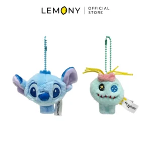 ภาพหลักฉากหลังขาวแสดงรายการสินค้า LEMONY พวงกุญแจสติทช์ พร้อมเมจิกเทปจัดระเบียบสาย ลิขสิทธิ์แท้ ขนาด 6 ซม. จัดวางตุ๊กตาผ้าขนฟูหน้าตรงแยกคู่กันอย่างเป็นระเบียบ โดยด้านซ้ายคือลายสติทช์ (Stitch) สีฟ้าพาสเทลพร้อมห้อยพวงกุญแจสายไข่ปลาสีฟ้า และด้านขวาคือลายสครัมป์ (Scrump) สีเขียวมิ้นท์โบชมพูพร้อมห้อยสายไข่ปลาสีเขียวและมีป้ายแท็ก Potdemiel ด้านบนแสดงโลโก้แบรนด์ชัดเจนพรีเมียม
