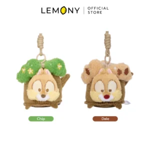 ภาพหลักฉากหลังขาวแสดงรายการสินค้า LEMONY พวงกุญแจตุ๊กตา ชิป & เดล ซีรีส์ Cozy Hollow Buddy ลิขสิทธิ์แท้ ขนาด 10 ซม. จัดวางพวงกุญแจตุ๊กตาผ้าขนฟูหน้าตรงเคียงคู่กันอย่างเป็นระเบียบ ด้านซ้ายคือลายชิป (Chip) พร้อมป้ายชื่อกำกับสีเขียว และด้านขวาคือลายเดล (Dale) พร้อมป้ายชื่อกำกับสีน้ำตาล มาพร้อมสายแขวนเชือกถักม้วนปมสีครีมพรีเมียม ด้านบนระบุโลโก้แบรนด์ชัดเจน