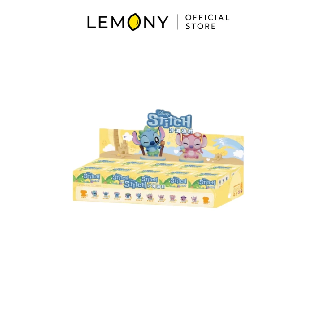 ภาพกล่องโชว์สินค้าขนาดใหญ่ (Display Box) โทนสีเหลืองสดใส ธีมชายหาดฮาวาย ซีรีส์ Disney Stitch Beach Party ด้านบนมีป้ายคัตเอาต์รูปสติทช์เต้นรำและแองเจิลถือไอศกรีม ภายในบรรจุกล่องสุ่มย่อย ๆ เป็นระเบียบ ด้านล่างมีแถบภาพแสดงตัวละครทั้งหมดในซีรีส์เพื่อดึงดูดนักสะสม ด้านบนแสดงโลโก้ LEMONY Official Store