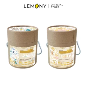 ภาพหลักฉากหลังขาวแสดงรายการสินค้า LEMONY เกมจิ๊กซอว์ตัวต่อ เกมพิกเซล แบบกระบอก Disney (300 ชิ้น) ลิขสิทธิ์แท้ แสดงกล่องแพ็คเกจทรงกระบอกกระดาษแข็งดีไซน์หน้าตรงตั้งเคียงคู่กันครบทั้ง 2 ลาย ได้แก่ ลายโฟรเซ่นโทนสีฟ้าพาสเทล และลายวินนี่เดอะพูห์โทนสีเหลืองอบอุ่น โดดเด่นด้วยรูปภาพตัวอย่างสไตล์พิกเซลอาร์ตย้อนยุคบนตัวกระบอกและฝาปิดสีเข้าเซ็ตสไตล์มินิมอลเกาหลีพรีเมียม ด้านบนสุดแสดงโลโก้แบรนด์ออฟฟิเชียลเด่นชัดเจน
