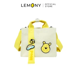 ภาพหลักฉากหลังขาวแสดงกระเป๋าถือและกระเป๋าสะพายพูห์ LEMONY Multi-Style Disney Winnie the Pooh Collection ลิขสิทธิ์แท้ ตัวกระเป๋าผลิตจากผ้าแคนวาสสีครีมทรงสี่เหลี่ยมคลาสสิก ด้านหน้าแต่งอาร์มปักหน้าหมีพูห์ขนฟูและสายริบบิ้นเหลืองปักคำว่า Pooh คู่ตัวการ์ตูนสายรุ้งกับผึ้ง มาพร้อมหูหิ้วและสายสะพายข้างสีเหลืองพาสเทลเข้าเซ็ต ด้านบนระบุโลโก้แบรนด์พรีเมียมชัดเจน