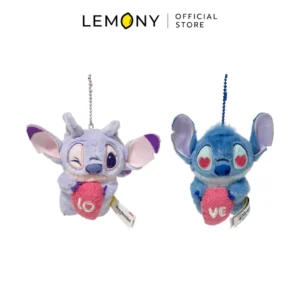 ภาพหลักแสดงรายการสินค้า LEMONY เซตพวงกุญแจตุ๊กตาคู่ สติทช์ & แองเจิล ขนาด 9.5 ซม. บนฉากหลังสีขาว จัดวางพวงกุญแจตุ๊กตาคู่รักผ้าขนฟูลิขสิทธิ์แท้หน้าตรงแยกคู่กันอย่างเป็นระเบียบ ด้านซ้ายคือลายแองเจิลสีม่วงพาสเทล (ปักหัวใจ LO) และด้านขวาคือลายสติทช์สีฟ้าพาสเทล (ปักหัวใจ VE) พร้อมโซ่ไข่ปลาด้านบน ด้านบนปักโลโก้แบรนด์พรีเมียมชัดเจน