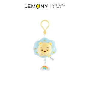 ภาพหลักหน้าตรงเต็มใบของผลิตภัณฑ์ LEMONY พวงกุญแจตุ๊กตาหมีพูห์ ซีรีส์ Cloud ขนาด 9.5 ซม. ลิขสิทธิ์แท้ บนฉากหลังสีขาวสะอาดตา โดดเด่นด้วยดีไซน์ตุ๊กตาหมีพูห์ตัวนุ่มฟูสีเหลืองสลับฐานก้อนเมฆสีฟ้าพาสเทลปักลายดาวสีทองคู่จี้สายรุ้งปุ๊กปิ๊กพกพาง่าย มาพร้อมป้ายแท็กริบบิ้นขาว Potdemiel ด้านบนแสดงโลโก้แบรนด์ LEMONY Official Store ชัดเจนพรีเมียม
