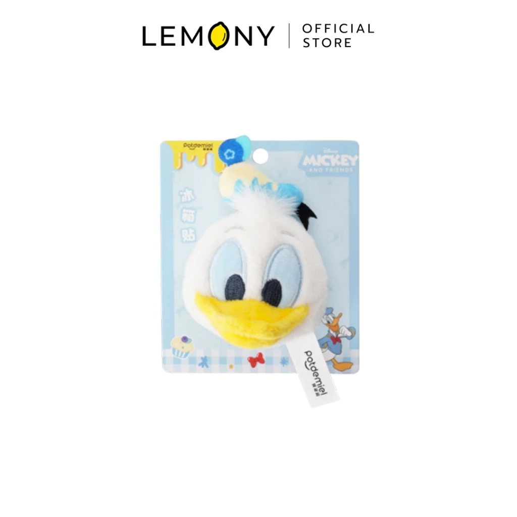 ภาพกราฟิกพื้นหลังขาวโชว์หน้าตรง LEMONY แม่เหล็กติดตู้เย็นตุ๊กตาขนนุ่ม ลาย โดนัลด์ดั๊ก แปะอยู่บนแผ่นแพ็กเกจกระดาษสีฟ้าสดใสพิมพ์ลายไอคอนขนมหวานพาสเทล พร้อมป้ายผ้าแบรนด์ Potdemiel ห้อยด้านล่าง