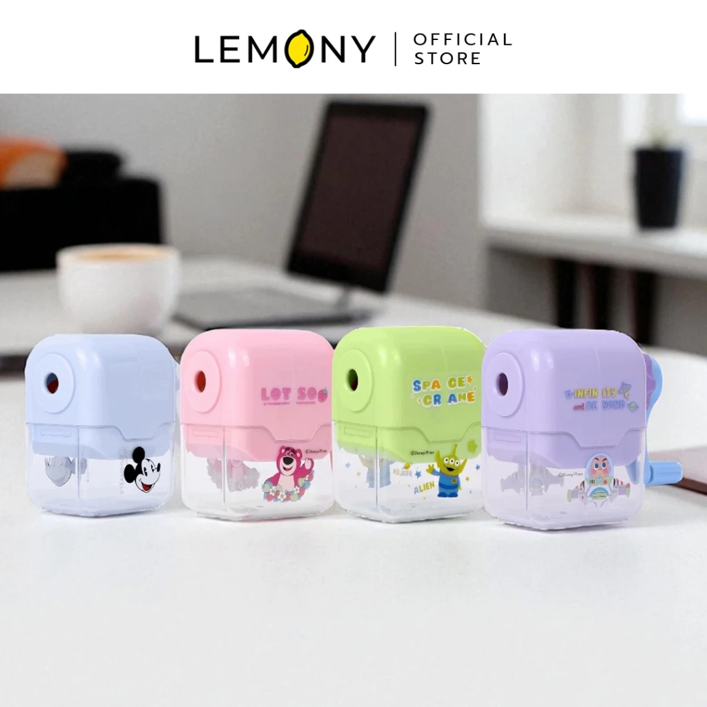 ภาพหลักฉากหลังขาวแสดงรายการสินค้า LEMONY เครื่องเหลาดินสอดิสนีย์ ขนาด 4.878 ซม. ลิขสิทธิ์แท้ จัดวางเครื่องเหลาดินสอแบบตั้งโต๊ะหมุนมือดีไซน์หน้าตรงเรียงหน้ากระดานอย่างเป็นระเบียบครบครันทั้ง 4 แบบ ได้แก่ ลายมิกกี้เมาส์ ลายล็อตโซ่ ลายบัซไลท์เยียร์ และลายเอเลี่ยน โดดเด่นด้วยรูปทรงกะทัดรัดพาสเทลคัลเลอร์ฟูลสไตล์มินิมอลเกาหลีพรีเมียม โชว์แผงด้ามหมุนด้านหลังและตัวล็อกดินสอด้านหน้า ด้านบนแสดงโลโก้แบรนด์ออฟฟิเชียลเด่นชัดเจน