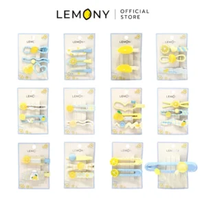 ภาพหลักแสดงรายการสินค้ากิ๊บติดผมและกิ๊บหนีบผม ซีรีส์ Lemony Girl จัดวางเรียงเป็นระเบียบบนฉากหลังสีขาวรวม 12 แผงตัวเลือก โดดเด่นด้วยโทนสีเหลือง เลมอน ขาว และฟ้าพาสเทล ตัวแทนเครื่องประดับผมอะคริลิกเรซิ่นพรีเมียม ด้านบนปักโลโก้แบรนด์อย่างเป็นทางการชัดเจน