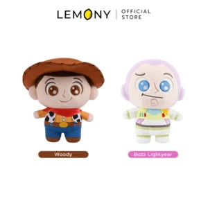 ภาพหลักแสดงรายการสินค้า LEMONY ตุ๊กตาทอยสตอรี่ ซีรีส์ Cute Candy ขนาด 25 ซม. บนฉากหลังสีขาวสะอาดตา จัดวางตุ๊กตาผ้าขนฟูลิขสิทธิ์แท้หน้าตรงเคียงข้างกันอย่างเป็นระเบียบรวม 2 แบบ ได้แก่ นายอำเภอวู้ดดี้ตัวนุ่ม และหุ่นอวกาศบัซ ไลท์เยียร์ โดดเด่นด้วยโทนสีพาสเทลหวานละมุนพรีเมียม ด้านบนระบุโลโก้แบรนด์อย่างเป็นทางการชัดเจน
