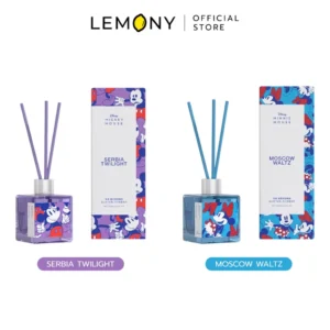 ภาพหลักแสดงรายการสินค้า LEMONY ก้านไม้หอมปรับอากาศดิสนีย์ ซีรีส์ Fantasy Fragrance ขนาด 100 มล. บนฉากหลังสีขาว จัดวางชุดขวดและกล่องน้ำหอมหน้าตรงแยกเป็น 2 กลิ่นอย่างชัดเจน ด้านซ้ายคือกลิ่น SERBIA TWILIGHT (ลายมิกกี้เมาส์ขวดม่วง) และด้านขวาคือกลิ่น MOSCOW WALTZ (ลายมินนี่เมาส์ขวดฟ้า) พร้อมป้ายชื่อระบุด้านล่าง ด้านบนปักโลโก้แบรนด์พรีเมียมชัดเจน