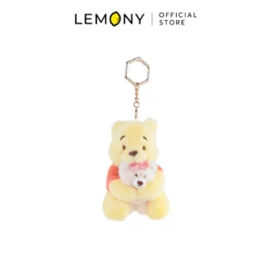 ภาพกราฟิกหน้าตรงเต็มตัวฉากหลังขาว LEMONY พวงกุญแจตุ๊กตาหมีพูห์ ซีรีส์ Tasty Hug ขนาด 7x8x10 ซม. ดีไซน์หมีพูห์ขนนุ่มสีเหลืองสวมเสื้อสีส้มกอดหมีจิ๋วสีขาวติดโบว์ชมพู มาพร้อมห่วงคล้องโลหะสีทองทรงหกเหลี่ยมด้านบน ด้านบนมีโลโก้ Official Store ชัดเจน