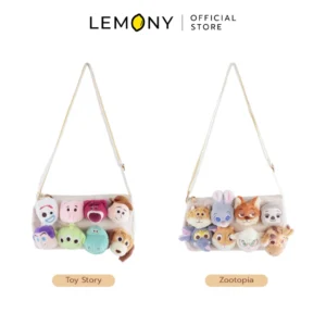 ภาพรวมตัวเลือกสินค้า LEMONY กระเป๋าสะพายข้างดิสนีย์ ซีรีส์ Happy Gathering เคลียร์ฉากหลังขาว ประกอบด้วย ด้านซ้ายลาย Toy Story พร้อมป้ายสีน้ำตาล และด้านขวาลาย Zootopia พร้อมป้ายสีครีมทอง ระบุชื่อลายชัดเจนใต้ภาพของแต่ละดีไซน์