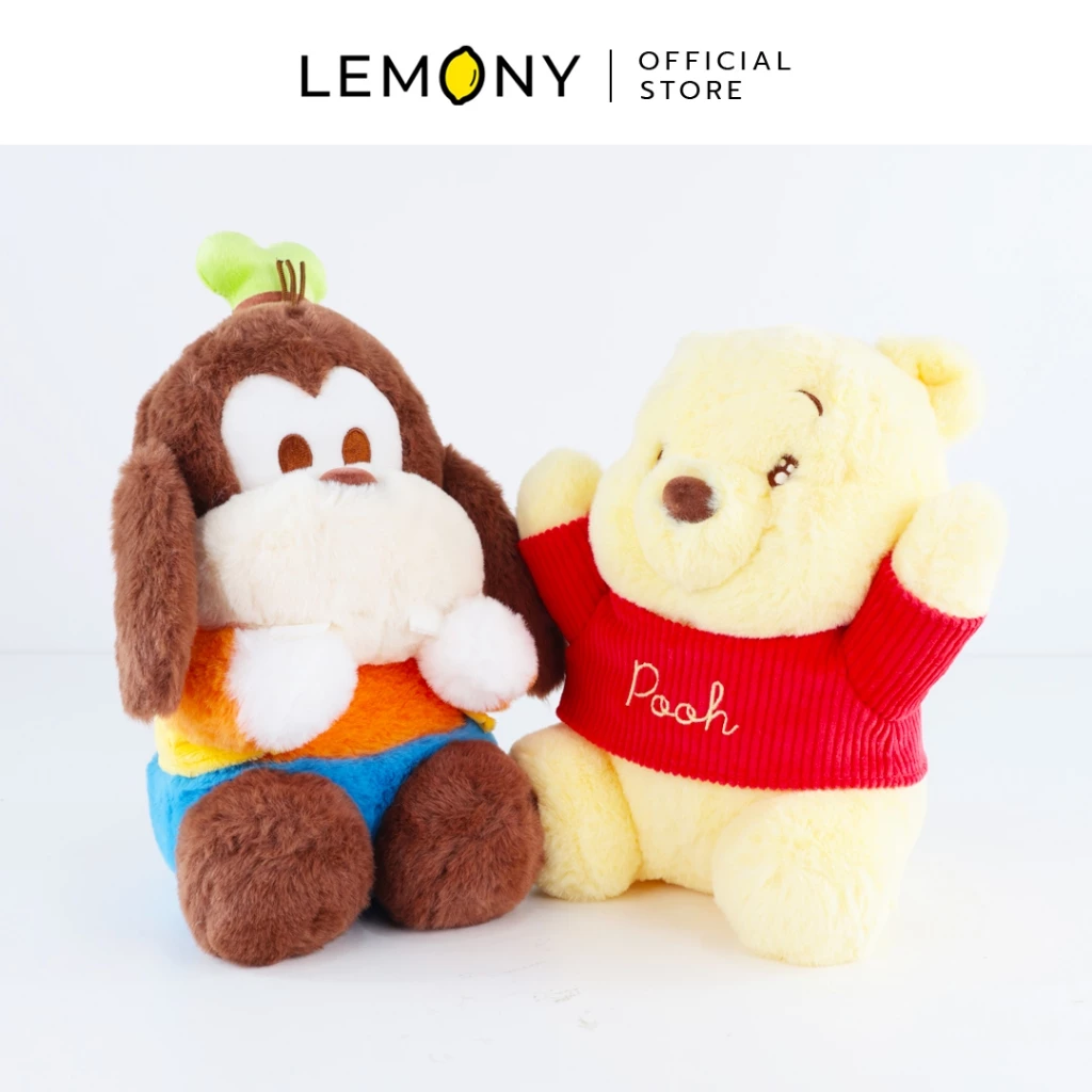 ภาพถ่ายสินค้าจริงของตุ๊กตาดิสนีย์ ซีรีส์ Party ตั้งคู่กันในท่านั่งสุดเป็นมิตร ด้านซ้ายเป็นตุ๊กตากูฟฟี่สีน้ำตาลสวมหมวกสีเขียวอ่อน และด้านขวาเป็นตุ๊กตาหมีพูห์สีเหลืองสวมเสื้อสีแดง โชว์ดีไซน์ขนนุ่มฟูขนาดกอดกำลังดี