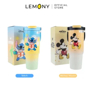 ภาพรวมตัวเลือกสินค้า LEMONY กระบอกน้ำสแตนเลสเก็บความเย็น ลายดิสนีย์ ขนาด 900 มล. เคลียร์ฉากหลังขาว วางคู่กันสองแบบพร้อมกล่อง ด้านซ้ายเป็นลาย Stitch พร้อมแถบป้ายชื่อสีฟ้า และด้านขวาเป็นลาย Mickey Mouse พร้อมแถบป้ายชื่อสีเหลืองส้มระบุชัดเจนด้านล่าง