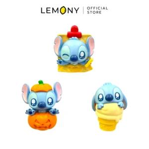 ภาพถ่ายรวมโมเดลจิ๋วสติทช์จากซองสุ่มมินิฟิกเกอร์สติทช์ LEMONY ซีรีส์ where is stitch ชุดที่ 1 จำนวน 3 ตัว บนฉากหลังสีขาวสะอาด ประกอบด้วย ลายสติทช์แอบในผลสับปะรดฮาวาย, ลายสติทช์ในต้นคริสต์มาสติดดาวสีเหลือง และลายสติทช์ห่มผ้าสีม่วงนอนหลับตาพริ้ม