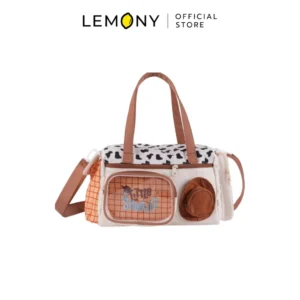 ภาพหลักหน้าตรงเต็มใบของผลิตภัณฑ์ LEMONY กระเป๋าสะพายไหล่ Woody ทอยสตอรี่ ซีรีส์ Cheese Candy ขนาด 32x16x21.5 ซม. บนฉากหลังสีขาวสะอาดตา โดดเด่นด้วยดีไซน์กระเป๋าผ้าสีครีมที่ผสมผสานลวดลายประจำตัวของนายอำเภอวู้ดดี้อย่างเป็นเอกลักษณ์ ทั้งลายวัวบริเวณฝากระเป๋าด้านบน ลายตารางสีส้มอิฐด้านข้าง มาพร้อมหูหิ้วคู่และสายสะพายไหล่สีน้ำตาล ด้านหน้าประดับกระเป๋าซิปโปร่งใสพิมพ์อักษร Little Sheriff คู่กับกระเป๋าใบจิ๋วทรงหมวกคาวบอยขนนุ่มสีน้ำตาล ลิขสิทธิ์แท้ ด้านบนแสดงโลโก้แบรนด์ LEMONY Official Store ชัดเจนพรีเมียม
