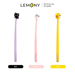 ภาพหลักฉากหลังขาวแสดงรายการสินค้า LEMONY ปากกาเจลน้องแมวดุ๊กดิ๊ก พิกัดขนาดหัวปากกา 0.5 มม. ลิขสิทธิ์แท้ จัดวางองค์ประกอบชุดเซตหน้าตรงประณีต เผยแท่งปากกาเจลรูปทรงเรียวยาวรักษารูปทรงบาลานซ์สวยงามครบทั้ง 3 เฉดสีซิกเนเจอร์: สีดำชิคเก๋ สีขาวมินิมอล และสีส้มสดใส โชว์กริปจับยางซิลิโคนรองรับปลายนิ้วมือหนานุ่ม ปลอกสวมปิดหัวปากกาแน่นหนา และโมเดลหัวการ์ตูนน้องแมว 3 มิติติดสปริงเหล็กด้านบนสุดรักษารูปทรงสมดุล ครีเอทมู๊ดเครื่องเขียนพรีเมียม ระบุโลโก้ตราแบรนด์เลมอนี่ออฟฟิเชียลคมชัดเด่นชัด