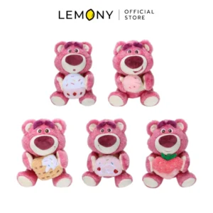 ภาพหลักฉากหลังขาวแสดงรายการสินค้า LEMONY ตุ๊กตา Lotso ซีรีส์ Dessert ขนาด 23 ซม. ลิขสิทธิ์แท้ จัดวางตุ๊กตาหมีล็อตโซ่ผ้าขนฟูสีชมพูหน้าตรงเรียงหน้ากระดานอย่างเป็นระเบียบครบครันทั้ง 5 ดีไซน์ ได้แก่ ลายเค้ก ลายไอศกรีม ลายวาฟเฟิล ลายเค้กโรล และลายสตรอว์เบอร์รี่ โดดเด่นด้วยโทนสีหวานพาสเทลชวนฝันสไตล์มินิมอลเกาหลีพรีเมียม ด้านบนแสดงโลโก้แบรนด์ออฟฟิเชียลเด่นชัดเจน