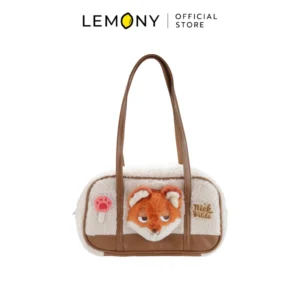 ภาพกราฟิกหน้าตรงเต็มตัวฉากหลังขาว LEMONY กระเป๋าสะพายไหล่นิค ซูโทเปีย ขนาด 8x30x17 ซม. ตัวกระเป๋าผ้าขนแกะสีครีมตัดขอบหนังสีน้ำตาล โดดเด่นด้วยตุ๊กตาหน้านิค 3D ป้ายชื่อ Nick Wilde และไอติมอุ้งเท้าสีแดง พร้อมสายสะพายไหล่คู่สีน้ำตาลด้านบน