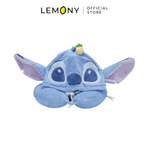 ภาพหลักหน้าตรงเต็มตัวของผลิตภัณฑ์ LEMONY หมอนรองคอรูปตัวยูพร้อมหมวกสติทช์ ขนาด 31x33x36 ซม. บนฉากหลังสีขาว โดดเด่นด้วยดีไซน์หมอนรองคอผ้าขนฟูลิขสิทธิ์แท้สีฟ้าพาสเทลทรงโค้งมนกระชับรับช่วงคอ เผยให้เห็นแผงหมวกฮู้ดด้านบนรูปหัวสติทช์ดวงตากลมน่ารักพร้อมรายละเอียดหูสองข้างกางออกสวยงามพรีเมียม ด้านบนระบุโลโก้แบรนด์ LEMONY Official Store ชัดเจน