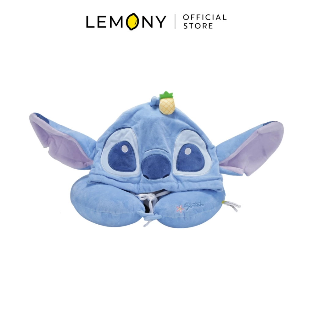 ภาพหลักหน้าตรงเต็มตัวของผลิตภัณฑ์ LEMONY หมอนรองคอรูปตัวยูพร้อมหมวกสติทช์ ขนาด 31x33x36 ซม. บนฉากหลังสีขาว โดดเด่นด้วยดีไซน์หมอนรองคอผ้าขนฟูลิขสิทธิ์แท้สีฟ้าพาสเทลทรงโค้งมนกระชับรับช่วงคอ เผยให้เห็นแผงหมวกฮู้ดด้านบนรูปหัวสติทช์ดวงตากลมน่ารักพร้อมรายละเอียดหูสองข้างกางออกสวยงามพรีเมียม ด้านบนระบุโลโก้แบรนด์ LEMONY Official Store ชัดเจน