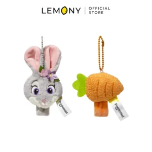 ภาพหลักฉากหลังขาวแสดงรายการสินค้า LEMONY พวงกุญแจจูดี้ พร้อมเมจิกเทป ขนาด 5 ซม. บรรจุแพ็คคู่ 2 ชิ้น ลิขสิทธิ์แท้ จัดวางพวงกุญแจตุ๊กตาผ้าขนฟูรูปหน้าตรงของกระต่ายจูดี้สีเทาและครีมพาสเทลสุดละมุนตาอย่างเป็นระเบียบ เผยรายละเอียดงานปักดวงตาสีฟ้าโต คิ้ว และหูตั้งยาวซับในชมพูอ่อนสไตล์มินิมอลเกาหลี มาพร้อมห่วงล็อกพวงกุญแจโลหะและแผงสายรัดเมจิกเทปพรีเมียมขลิบสีเทาเข้าเซ็ต ด้านบนระบุโลโก้แบรนด์ออฟฟิเชียลชัดเจน