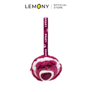 ภาพหลักหน้าตรงเต็มใบของผลิตภัณฑ์ LEMONY กระเป๋าใส่เหรียญลอตโซ่ ทอยสตอรี่ Disney Collection บนฉากหลังสีขาวสะอาดตา โดดเดนด์ด้วยดีไซน์กระเป๋าสตางค์ทรงเหลี่ยมมนผ้าขนฟูสีชมพูพาสเทลสุดหวานฉ่ำ ปักรายละเอียดใบหน้าหมีลอตโซ่ (Lotso) ลิขสิทธิ์แท้ในสีหน้าขี้เล่นแกมร้ายนิด ๆ อย่างประณีตสไตล์มินิมอลเกาหลี ด้านบนระบุโลโก้แบรนด์ LEMONY Official Store ชัดเจน