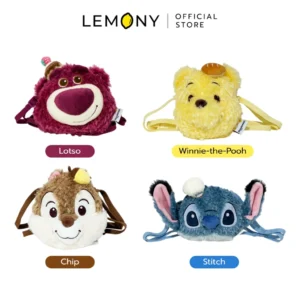 ภาพหลักฉากหลังขาวแสดงรายการสินค้า LEMONY กระเป๋าสะพายข้างดิสนีย์ ซีรีส์ Sweet Disney Collection ลิขสิทธิ์แท้ ขนาด 16x7x14 ซม. จัดวางกระเป๋าผ้าขนฟูทรงกลมมนหน้าตรงแยกเป็น 4 ลายยอดฮิต ได้แก่ ลอตโซ่ (Lotso), วินนี่เดอะพูห์ (Winnie-the-Pooh), ชิป (Chip) และสติทช์ (Stitch) พร้อมสายสะพายและป้ายชื่อกำกับด้านล่างอย่างชัดเจนพรีเมียม