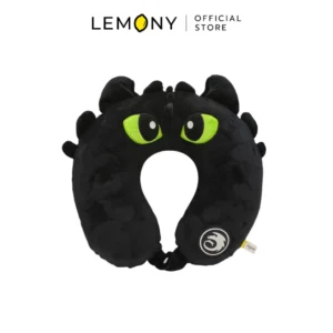 ภาพกราฟิกหน้าตรงพื้นหลังขาว LEMONY หมอนรองคอรูปตัวยู ลายเขี้ยวกุด ขนาด 32x10.5x29 ซม. ดีไซน์ผ้า Polyester ขนนุ่มสีดำสนิท ปักลายดวงตาสีเขียวคู่โตและตรามังกรเพลิงนิลลิขสิทธิ์แท้ มองเห็นรูปทรงโค้งโอบรับรอบคอชัดเจน